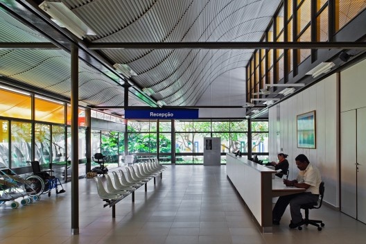 Centro de Tecnologia da Rede Sarah, sala de espera com luminárias, ventiladores e caixa de som produzidos pelo CTRS, Salvador BA. Arquiteto João Filgueiras Lima, Lelé<br />Foto Nelson Kon 