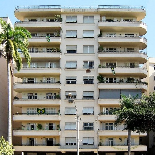 Varandas em balanço mantidas abertas preservam a volumetria original, Rio de Janeiro, década de 1940<br />Foto Andréa Redondo 