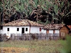 A casa rural mineira. FERRAZ, Marcelo Carvalho. A arquitetura rural na Serra da Mantiqueira. São Paulo: Empresa das Artes, 1992.