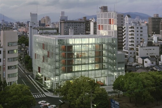 Estação de Corpo de Bombeiros Hiroshima Nishi, Hiroshima, Japão, 2000. Arquiteto Riken Yamamoto<br />Foto cortesia Tomio Ohashi  [Pritzker Prize]