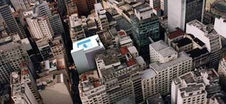 Vista aérea do terraço com piscina do SESC da Rua 24 de Maio no antigo edifício da Mesbla. Projeto de adequação de Paulo Mendes da Rocha, 2003