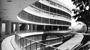 Figura 04 – Affonso Eduardo Reidy, Conjunto Residencial do Pedregulho, 1952. Caráter monumental do Bloco A. Acervo Carmem Portinho [Affonso Eduardo Reidy. São Paulo, Instituto Bardi / Blau, 2000, p. 91]