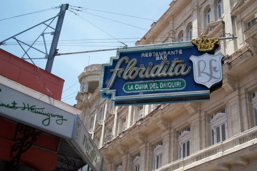 Cartaz dos anos 50, ainda em uso. Floridita, Havana<br />Foto Roberto Segre 