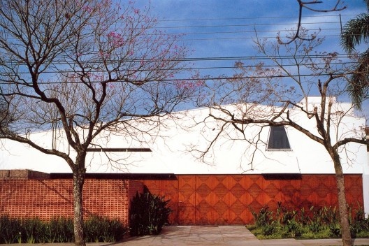 Residência Augusto Prolik, Curitiba, 1964. Arquitetos Luiz Forte Netto, José Maria Gandolfi e Roberto Luis GandolfiClube Curitibano, <br />Foto divulgação 