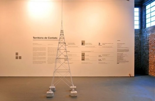 Exposição Território de Contato, Marcos Acayaba e Nicolás Robbio (módulo 2), curadoria Marta Bogéa e Abilio Guerra, Sesc Pompéia, 2013<br />Foto Juan Guerra 