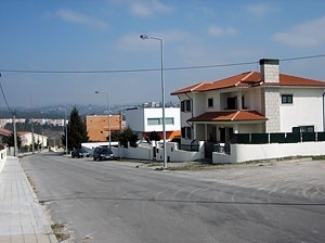 A rua e a casa. O alçado principal<br />Foto do autor 