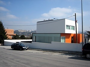 A rua e a casa. O alçado principal<br />Foto do autor 