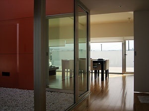 Do àtrio, o pátio cor de laranja e a sala<br />Foto do autor 