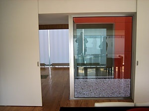 Da sala, o pátio cor de laranja e o átrio<br />Foto do autor 
