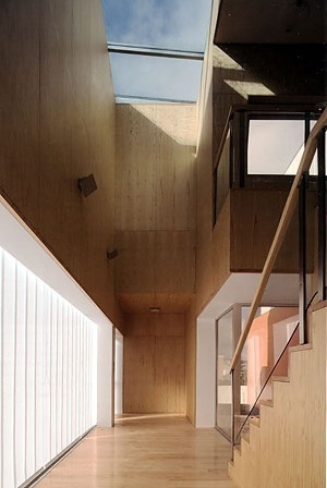 O átrio, com a escada e o pátio cor de laranja<br />Foto Fernando Guerra, Sérgio Guerra  [NEVES, José Manuel (ed.), Casas contemporâneas, Caleidoscópio, 2005]