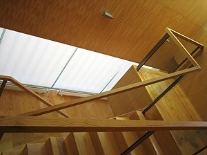 Da varanda interior no acesso aos quartos, a escada e átrio<br />Foto do autor 