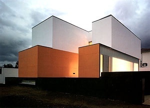 O topo cor de laranja, fachada principal e o pátio laranja<br />Foto Fernando Guerra, Sérgio Guerra  [NEVES, José Manuel (ed.), Casas contemporâneas, Caleidoscópio, 2005]