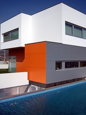 O outro topo cor de laranja, a cozinha (a janela do espaço anexo não é visível) e a piscina<br />Foto do autor 