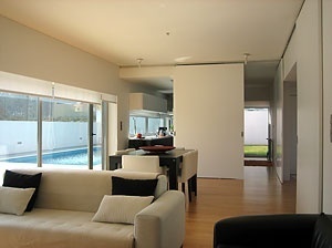 A sala, a cozinha e o terceiro espaço. Portas/painéis abertos e fechados<br />Foto do autor 