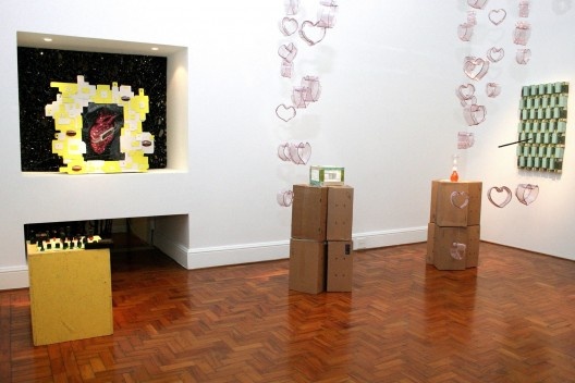 Exposição Amor Líquido, peças de material reciclado dos argentinos Alejandro Sarmiento e Lujan Cambariere. Museu da Casa Brasileira, São Paulo, 2007<br />Foto Mariana Chama 