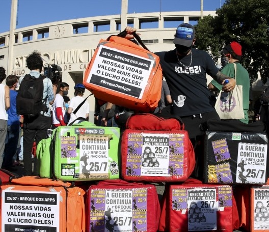 Cartazes escondem publicidade das empresas em manifestação dos entregadores de aplicativo na praça Charles Miller, Pacaembu, São Paulo, 25 jul. 2020<br />Foto Rovena Rosa 