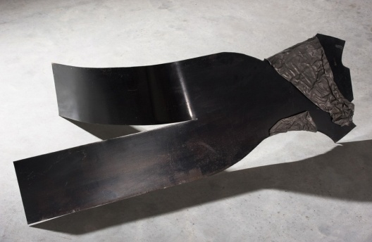 Neguinha, escultura em aço inox, 153X50cm. José Resende [Paulo Darzé Galeria de Arte]