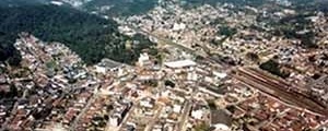 Ao fundo, bosque Pastoril, Vila Aurora e Núcleo Colonial. Em primeiro plano, Centro, Centro Novo e Páteo Ferroviário, vôo 2000 [Acervo do Museu de Ribeirão Pires]