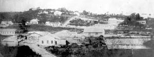 Em primeiro plano Rua do Comércio, Estação e Armazém ferroviário. Ao fundo, Núcleo Colonial. Provavelmente 1900 [Acervo do Museu de Ribeirão Pires]