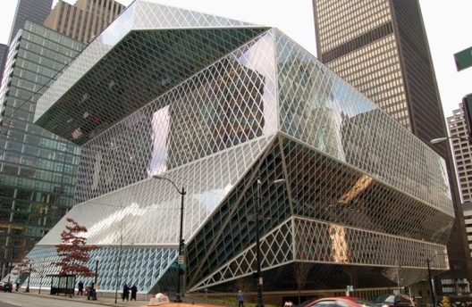 Imagem 1 – Biblioteca Pública – aclamado projeto de R. Koolhaas que trouxe novas perspectivas econômicas para a área central da cidade. Algumas estimativas sugerem que um terço das entradas é constituído por turistas. Por outro lado, furiosas críticas se  [o autor]