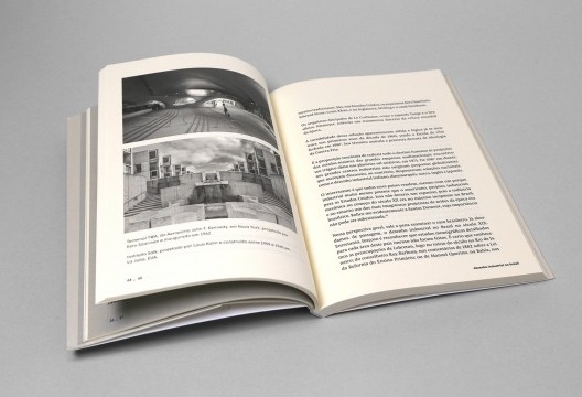 Livro <i>Reflexões sobre o design industrial. Artigos reunidos de Júlio Roberto Katinsky</i>, organizado por Ethel Leon<br />Foto divulgação  [Olhares, 2022]