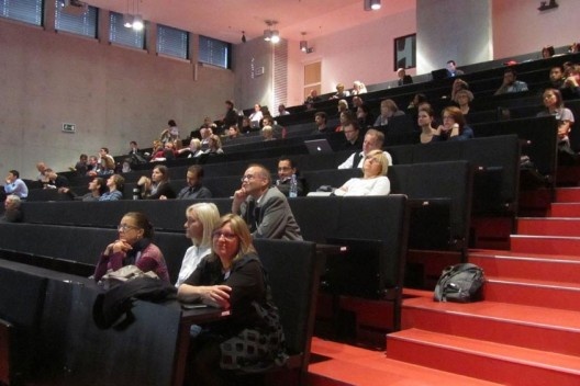 Congressistas durante uma das palestras - no primeiro plano Dana Matejovska co-organizadora do congresso<br />foto Gabriela Celani 