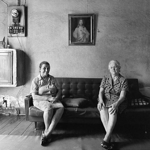 Duas mulheres sentadas no sofá, São Paulo SP, 1975<br />Foto Cristiano Mascaro 