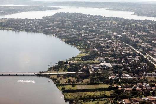 Ocupação irregular da Orla do Lago Paranoá, Brasília DF<br />Foto Joana França 