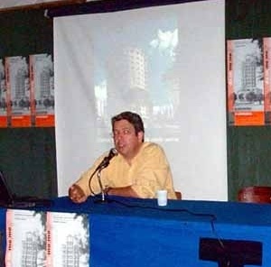 Biblioteca Docomomo: Renato Anelli (EESC-USP) um dos autores de "Rino Levi: arquitetura e cidade" (9/10/02)<br />Foto Hugo Segawa 