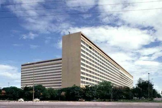 Hospital Universitário / UFRJ, arquiteto Jorge Machado Moreira, Ilha do Fundão, Rio de Janeiro, 1957<br />Foto Hugo Segawa 