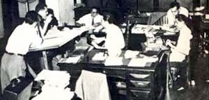 Redação do Jornal do Brasil, 1958: Odylo Costa (à esquerda com cigarro na mão), diante das máquinas de escrever, Jânio de Freitas (ao centro) e Ferreira Gullar (à direita): o novo jornalismo (imagem reproduzida da coleção Nosso Século).