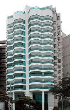 Edifício Meridien, localizado na Praia do Canto, Vitória. Projeto de 1995. Solução conveniente para vedações através de elementos considerados neutros e harmônicos. [Liziane Jorge, 2004]