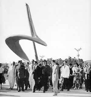 Foto do Monumento do IV Centenario no Parque do Ibirapuera [Fantasia Brasileira – o balé do IV Centenário. São Paulo, SESC, 1998]
