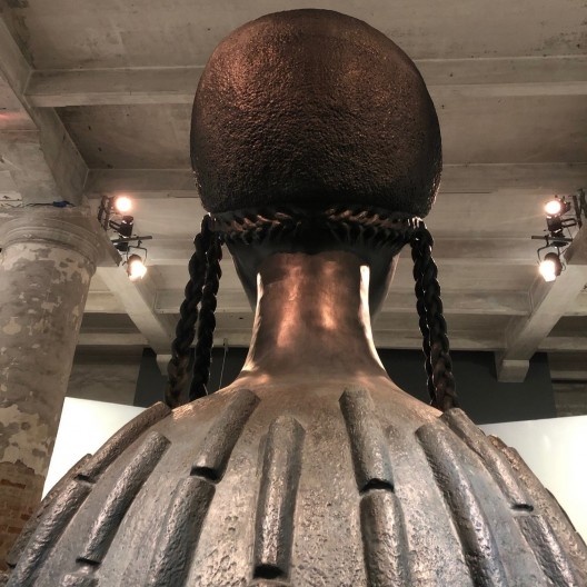 Simone Leigh, Brick House, 2019. Na origem colocada sobre a <i>High Line</i> de New York, a escultura monumental abriu a exposição nas Corderie do Arsenale<br />Foto Francesco Del Brenna 