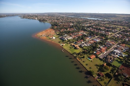 Ocupação irregular da Orla do Lago Paranoá, Brasília DF<br />Foto Joana França 