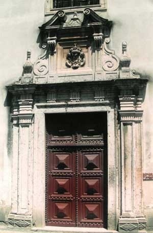 12. Portada principal da igreja de N. S. da Piedade, Santarém, Portugal<br />Foto do autor 