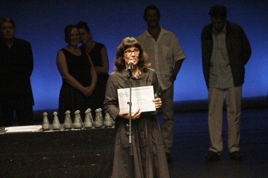 Daniela Thomas agradece o Grande Prêmio da Crítica, pelo conjunto da obra nas áreas de direção de arte, cenografia e figurino na modalidade Teatro <br />Foto divulgação  [Acervo APCA]