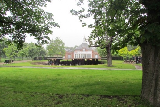 O pavilhão Serpentine de Herzog & de Meuron, com a participação de Ai Weiwei. Vista geral no Kensington Gardens <br />foto Roberto Segre 