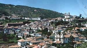 Ouro Preto, MG. Um exemplo histórico de composição anônima executada de modo a dar lugar à arquitetura projetada. Uma possível referência de leitura rumo à projetação através de um pragmatismo construtivo "artesão"