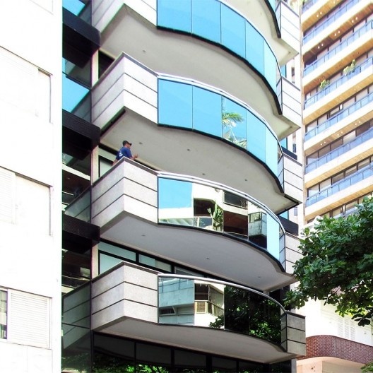 Varandas balanceadas sobre o afastamento mínimo frontal: guarda-corpo com panos cegos e vidros, Rio de Janeiro, década de 1990<br />Foto Andréa Redondo 