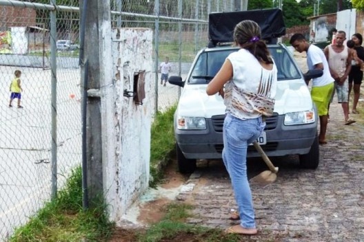 Grupo das pessoas encarregadas de realizar a limpeza na Comunidade Alto da Torre<br />Foto Simone Costa 