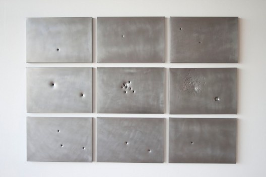 Clara Ianni, “Natureza Morta ou estudo para Ponto-de-fuga”, metal com furos de balas: 35mm, 38 super, 40mm, 22mm, festim 4.5, calibre 12.42, 12SG, calibre 12.50AE, 2011<br />Foto divulgação  [Blog da artista]