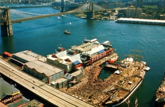Figura 6 – Área do South Street Seaport, Nova Iorque, mostrando, após a via expressa suspensa, a área de eventos e o shopping-center Pier 17, inspirado na arquitetura portuária. Arquiteto: Benjamin Thompson [In Process # 89, 1990]
