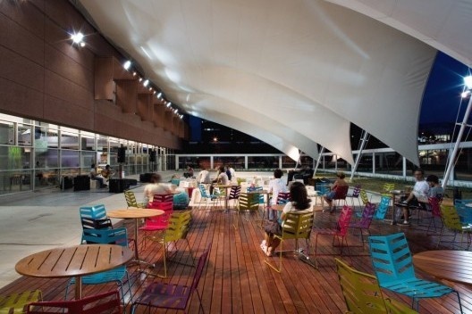 Biblioteca São Paulo, Parque da Juventude, São Paulo. Escritório Aflalo & Gasperini (arquitetura), Dante Della Manna (interiores) e Univers Design (design gráfico)<br />Foto Daniel Ducci 