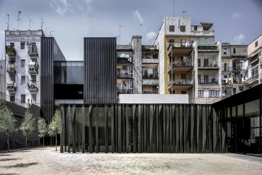 Biblioteca Sant Antoni – Joan Oliver, Centro de Idosos e Jardins Cándida Pérez, 2007, Barcelona, Espanha<br />Biblioteca Sant Antoni – Joan Oliver, Centro de Idosos e Jardins Cándida Pérez, 2007, Barc 