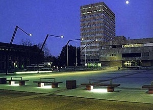 Fig. 15: “A iluminação das edificações e espaços abertos nunca deveria ir além de um luar forte, mostrando a arquitetura tal como ela é sem criar novos efeitos plásticos.” Lúcio Costa. Iluminação do City Hall Square em Eindhoven. Plano Diretor de Iluminaç [http://www.lightcity.eu]