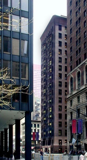 Entrada norte do Monadnock Building, com o Federal Center em primeiro plano.  [Graham, Anderson, Probst and White. www.gapw.com]