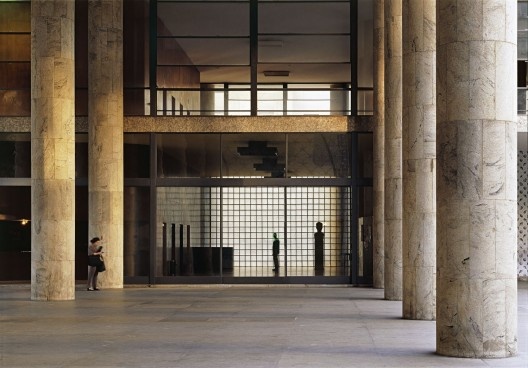 Ministério da Educação e Saúde, posteriormente Ministério da Educação e Cultura e atual Palácio Capanema, Rio de Janeiro RJ Brasil, 1936-1945. Arquitetos Lúcio Costa, Oscar Niemeyer, Affonso Eduardo Reidy, Jorge Moreira, Carlos Leão e Ernani Vasconcellos<br />Foto/Photo Nelson Kon 
