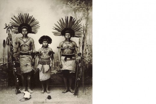 Retrato de três índios com cocar, arco e flechas, 1910<br />Foto Vincenzo Pastore 
