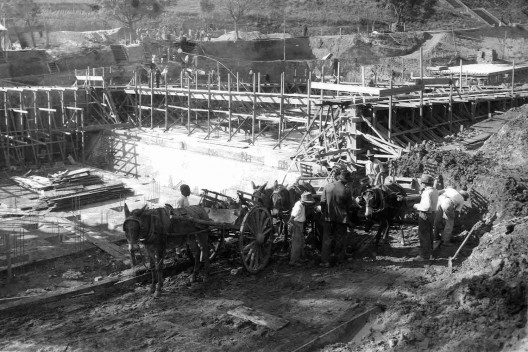 Estádio e complexo poliesportivo do Pacaembu, construção, São Paulo, anos 1940<br />Foto divulgação  [Acervo FAU USP / livro <i>Museu do Futebol</i>]